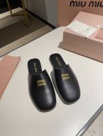 出厂价 缪缪 夏季包头半拖懒人鞋 第一眼看到这个鞋子就有种软绵绵的感觉，简单而带点复古气息随意搭配，简单的缪缪zm点缀，即好看又简单而高级 进口小羊皮 反绒牛皮