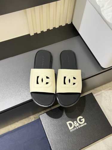 新款D&G橡胶男士DG徽标沙滩拖鞋DG徽标点缀在鞋面，镂空穿孔的设计灵动又不失经典。带有橡胶标志标签的鞋垫，细节满分。Size:39-45！