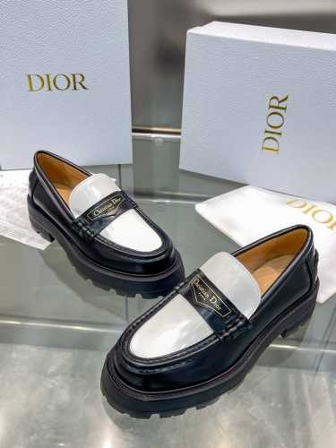 出厂价： Dior 迪奥2024新款乐福鞋 全新大底厚底 版面力求打造时尚经典单品 巴黎时装周第一场分量十足的大秀场打造的新品，主设计师巧妙结合在完美鞋型上.搭