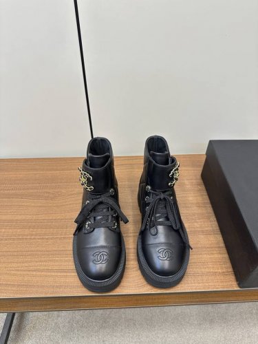Ss Chanel 双c 格纹垫秀款马丁靴 裸靴 24Ss香奶奶新品短靴鞋 设计简约高级，超级百搭款！Chanel双c Logo扣件设计，进口羊皮肉眼可见的天然