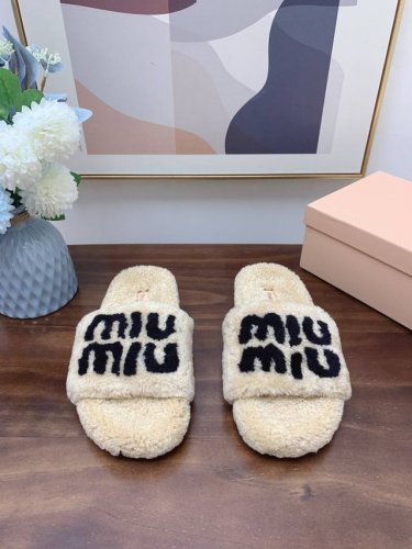 出厂价 Miumiu顶级版本 2024秋冬潮品毛毛拖 ！1：1开模秒杀市场一切版本 欧美名媛 明星 网红girl 大爱款 ，冰岛进口羊毛 单色羊毛蓬松柔软 亲肤