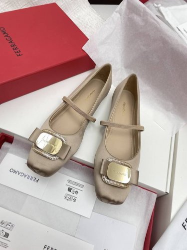 390 顶级版本代购级Ferragamo24春夏芭蕾舞鞋 菲拉格慕Vara芭蕾舞，打破了她原有优雅的气质，展现出更多不一样的风格，展现出烂漫又随性的意式风情，脚