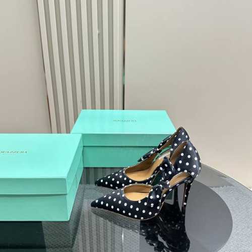 Aquazzura金菠萝2024 春夏新凉鞋 Aquazzura 菠萝意大利、王室贵族的钟爱、雍容华贵、气质高雅、官柜级品质鞋采用重工艺制成，简单大方 金色扭扭