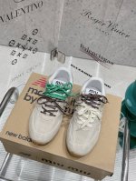 Miumiu X New Balance Miumi* 24 运动鞋酷毙了！大秀上曝光了与new Balance 的全新联名企划 以 为蓝本设计 鞋面以皮革和麂