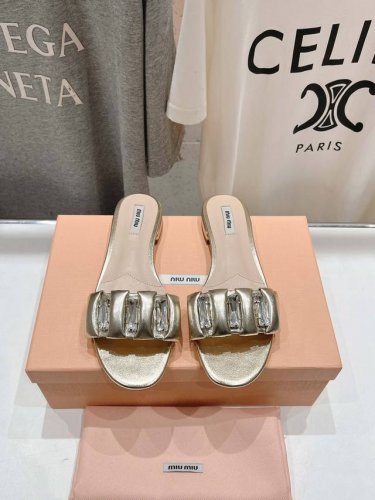 高品质出厂 MiuMiu*2025ss缪缪春夏新款平底镶钻小牛皮凉鞋拖鞋Zp开发 原版拆卸 秒杀市面普通版本，miumiu真的太少女啦！小牛皮超级软糯 舒适度超