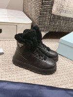 Prada 普拉达 秋冬羊毛增高高帮运动鞋 甄选进口小牛皮材质，内里皮毛一体羊羔毛，鞋底是高密度发泡鞋底，轻盈舒适，增高效果满分三角标加持，高级感拉满！ 码数：
