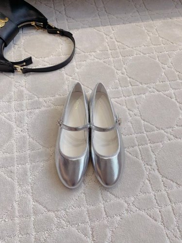 出厂价 Celin*新款玛丽珍平底鞋 绝美的一款鞋子 复古时髦又百搭 上脚超级舒适 鞋面小牛皮 内里垫脚羊皮 意大利真皮大底 尺码35-39