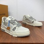 新款lv Trainer滑雪系列运动鞋男款出货本款lv Trainer 运动鞋选用光滑小牛皮拼接纹理科技防水织物鞋面，柔软轻盈，后跟橡胶包裹，经典构型出自 Vi
