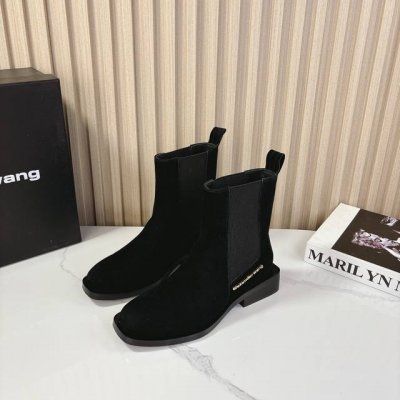 Alexander Wang 亚历山大 王 2024秋冬新品 纽约时装周大王字母靴上新 Ins风格新款推出 使用了大王经典方跟简洁风，讲究线条的设计理念，女王风