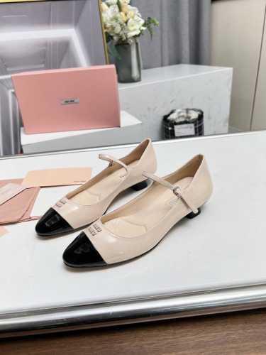 高品质出厂 Miu Miu 24新款春夏尖头小猫跟单鞋包头凉鞋 一眼看上miumiu这双高跟鞋，上脚果然更惊艳，镂空一字带单鞋 也是采用拼色设计性感与于一体的高