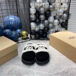 Ugg 24最新logo拖鞋太火啦！ 一眼就上头的款式 胖胖的方圆头鞋 加上羊毛边边logo 憨憨的可爱。鞋身很轻巧 走路简直可以跳起来！ 四色:栗色 咖色 沙