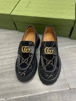 Gucci 最新最火爆的双G扣英伦学院风复古厚底乐福鞋各地专柜纷纷卖断货的一款 最近厚底单鞋都很火爆 就是因为好显瘦 搭配G家标志性的铜制扣 后跟部分3D电脑刺