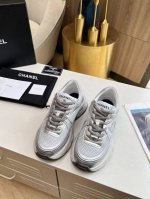 Chanel 香奈儿 早春度假系列 最新款休闲运动鞋 银白，金白，银灰，黑红！无敌漂亮又好穿 非常轻便，内里也是超级软，超级舒服，鞋面透气设计，配色高级耐看 百