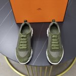 出厂价： 原单品质情侣 Hermes 顶级版本# 爱马仕h家经典情侣款 休闲运动鞋 情侣款休闲之履运动老爹鞋结合高科技帆布与麂皮山羊皮，在橡胶鞋底上饰以夸张“H