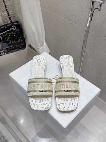 顶级版本 刺绣款 平底 中跟 水钻款 平底 中跟 Dior 2025专柜新出 迪奥刺绣字母拖鞋鞋面饰以 Miss Dior Graffiti 图案标志刺绣Mis