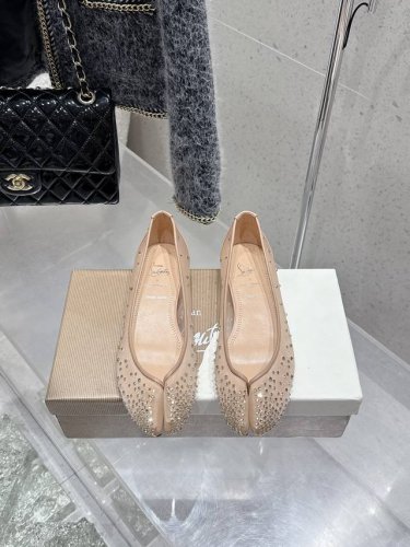 克里斯提 鲁布托联名马吉拉分趾平底单鞋 Maison Margiela 与 Christian Louboutin 推出首个联名鞋履系列 全新合作以两种互相交融