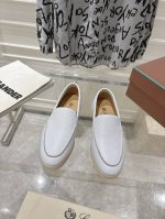 情侣款lp牛皮面系列一脚蹬 秋冬新品发售loro Piana 采用 Wish 羊皮面料制作。鞋面采用独特针织面料制作工艺，全方位一比一复原专柜工艺流程！中底部全