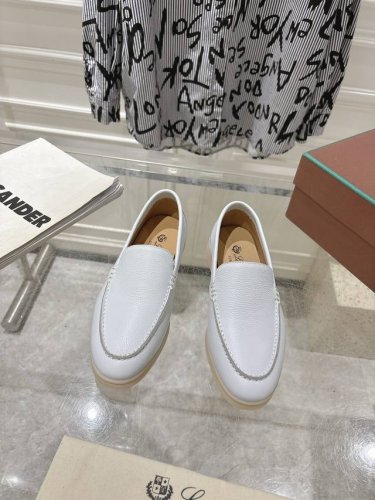 情侣款lp牛皮面系列一脚蹬 秋冬新品发售loro Piana 采用 Wish 羊皮面料制作。鞋面采用独特针织面料制作工艺，全方位一比一复原专柜工艺流程！中底部全