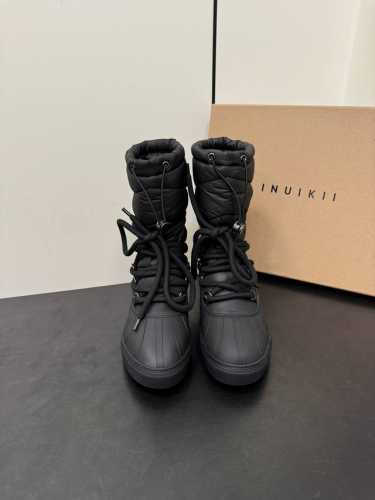 代购级 Inuilii 24 新款雪地靴 . 雪地里的精灵 城市机能与户外性能兼并，鞋面采用进口防水、光泽细腻，柔软的面料不仅增加舒适度且兼具保暖效果！ 鞋面：