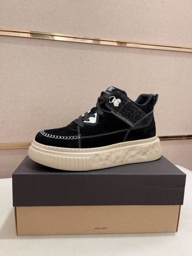 工厂价: 高端货 Ugg最新款 1：1品质，面料:欧洲进口牛皮高端品质头层牛皮 内里:羊毛内里，鞋底: 纯进口橡胶发泡大底 高端货，做工精细，潮流时尚 上脚非常