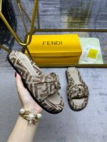Fendi最新爆款平底拖鞋，配以打结系带，金色饰面金属件，Ff提花布料材质，面料全包鞋垫，配同色羊皮垫脚，35-45码，跑量价