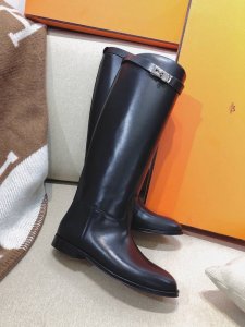 上新顶级版herme...S 经典秋冬新版kelly Jumping锁扣高筒靴~典藏级别马靴 爱马* H锁扣万年经典款长靴：大象灰、黑色 购入19800的正品开