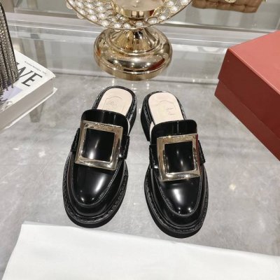 出厂 Roger Vivier 』24年新款经典铜扣和钻扣拖鞋 购入原版1:1打造复刻，复制出与原版无差别的对比 自带增高拉腿效果绝了 搭配钻扣 方扣一眼就被惊
