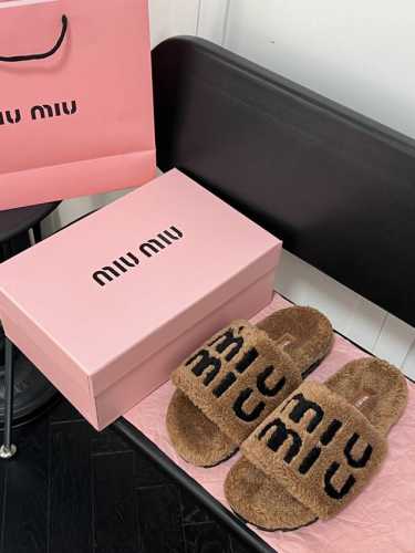 橙子出厂价 Miumiu 缪缪 秋冬新款毛毛拖鞋 可甜可盐的喵喵女孩 质感的毛毛给这款增添不少少女心。 原版 1：1开发，各大明星 网红的热爱款 ， 原版开模水