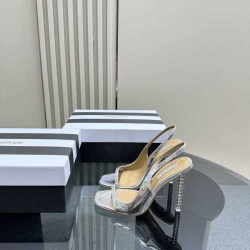 Aquazzura 24春季新款z 原版开模新品玻璃门钻跟高跟凉鞋 采用原版定制真丝制成，原版开模施华洛奇水钻装饰扣，超闪 大底金色标志性菠萝微标赋予单品丰富的