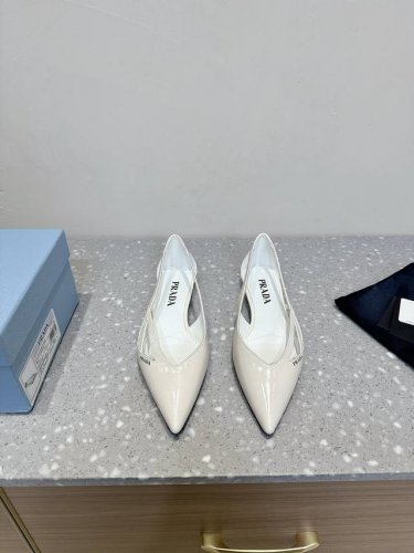 平底 Prada 普拉达 25Ss早春新款 绝美尖头跟鞋 时尚界久违的极简之美 经典时尚配色 毫不费力的优雅风来袭 时髦 精致 绝美 包头尖头 开边珠外穿时尚气