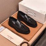 水染牛里 菲拉格慕 高端 Salvatore Ferragamo 是国际顶级的鞋类奢侈品牌，来自时尚王国意大利，以传统手工设计和款式新颖誉满全球 专柜同步发售新