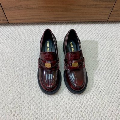 Miumiu*幸运币中跟乐福鞋。各路明星、小红书博主特别钟爱，幸运金币搭配更显亮眼，上脚尤为惊艳到你的一款。 材质：鞋面定制进口开边珠小牛皮，擦色牛皮。羊皮内里