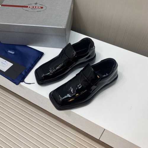出厂价 男+20 顶级品质 东莞货 2024最新情侣款prada 普拉达三角牌复古休闲乐福鞋 这款鞋面搭配三角牌金属扣，中和了整个鞋子的气质，完全不会特别正式或