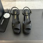 CHANE* ｜小香24p春夏新品超高跟厚底凉鞋懒人凉鞋懒人必备穿了会上瘾的凉鞋巨软巨舒服 让你摆脱一切的束缚感呆萌的面包鞋型 对脚宽的宝宝很友好大底有一定的厚