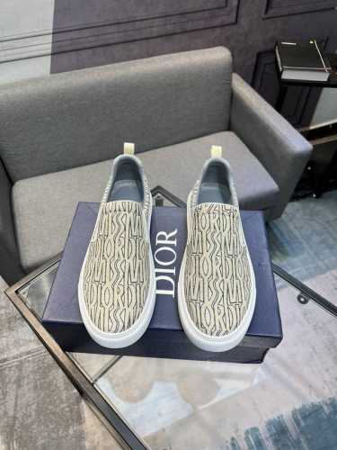 实价 最新dior出货，采用进口顶级提花材质搭配头层磨砂牛皮莱卡小珠滴内裡，穿着舒适，轻便，原版楦头开模，私模大底，防滑，3色可选，码数38一44 45可订