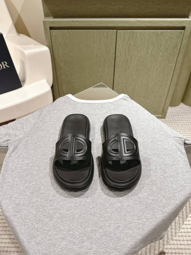 225 专柜新款缤纷果冻拖鞋系列顶级上新 鞋面：原版一比一磨具发泡材质一体成型，鞋码: 35-40 原版专柜全套豪华包装