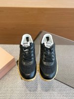 Miu Miu 缪缪 25ss 春夏新款 饼干鞋 阿甘鞋 休闲运动鞋miumiu最新爆款 前卫大胆的设计，Miu Miu风格融于此款厚底帆布运动鞋的简约线条，别