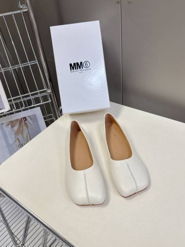 Maisom Margiela MM6 马吉拉单鞋这双热度超高的单品 必须人手一双入手了 不能错过的单品 炸裂了独家原版购入开发 不能错过的一款鞋面：进口羊皮牛