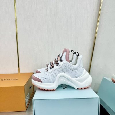 拱桥顶级版本Lv驴牌休闲运动老爹鞋大胆的前卫设计上富有个性的波浪形大底，风骚整个时尚圈，超符合新潮流新趋势的代名词，欲称史上最酷休闲运动鞋，谁穿谁将成为回头率最