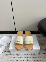 东莞货 官网同步 盒包装 Dior 迪奥新品酒椰草刺绣棉厚底凉拖 休闲度假风 夏日必入搭配单品 面料立体刺绣 飞织，内里垫脚牛皮 鞋面：意大利纯白木+巴西软木底