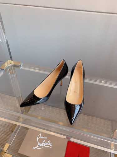出厂价 Christian Loubouti* 新款红底高跟鞋 流畅的曲线勾勒曼妙风情 尽显性感风姿 万年经典款 鞋面牛皮 内里垫脚羊皮 原版进口ar1顶级真皮