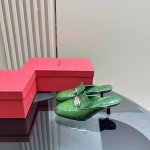 Ferragamo Ss24春夏款全新上市菲拉格慕猫跟穆勒凉拖，这款猫跟穆勒凉拖鞋随性时髦，对比鲜明的配色和纹理更添亮点。鞋面选用棉麻帆布和牛皮制成，饰有双缝线