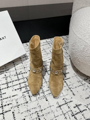 Isabel Marant 24 Aw 秋冬经典复古短靴 西部风裸靴主宰 24Ss秀场，牛仔靴无疑是历久弥新的其一鞋款，而秋冬系列靴履则是超脱经典的出色之作 各