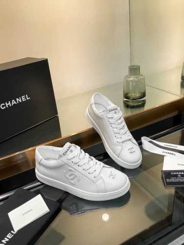 出厂 。Chanel香奈儿24Sf最新款 全皮 熊猫配色 小白鞋 休闲 运动鞋 滑板鞋 小香原版购入开发 做货 小香 C家 专柜又一超级大爆款，网红博主小姐姐