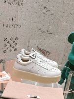 出厂价 Miumiu25早春休闲 运动小白鞋 国内外博主刷爆的一款，小红书种草系列，复古又时髦上脚美炸了 简约的运动设计，减龄又增高打造佛系甜美的休闲风 上脚气