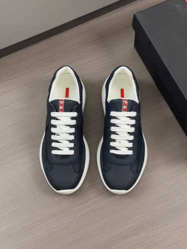 Prad*臻品 休闲运动男鞋四色有货 这款America’s Cup运动鞋是Prada的经典单品，在1990年代为Luna Rossa帆船队设计，在原版线条和细