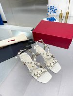工厂价:340 valentino2024专柜新品。网红街拍都爱搭配的腔调单品哦~ 跟着时尚达人的步伐来走准没错！搭配上简单或时尚款的衣服穿，鞋面镂空设计搭配V