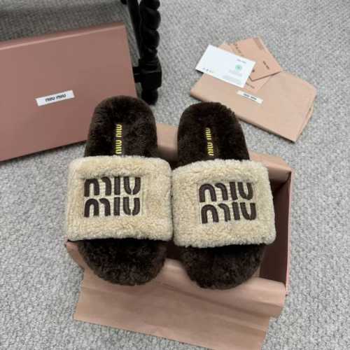代购级 Miumiu 新款刺绣羊毛拖鞋，1:1开模秒杀市场一切版本欧美名媛明星、网红的大爱款！ 面料：欧洲进口a级羊毛 与原版一致满鞋全部采用纯羊毛 鞋面和垫脚