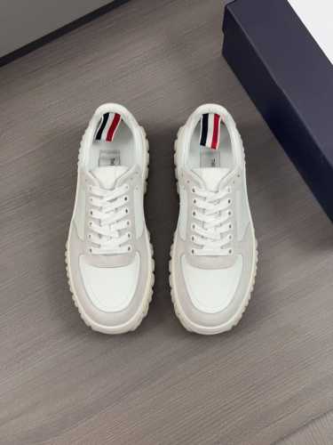 Thom Browne 顶级P: 码数：39-44 38.45可定做 Thom Browne 汤姆布朗休闲鞋，轻便易搭的气质款单品，原版空气防水面料打造，上脚舒
