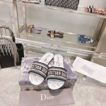 出厂： Dior春夏新款CD迪奥女士老花刺绣皮底拖鞋克里斯丁迪奥一直是华丽与高雅的代名词，在时尚殿堂一直是雄踞顶端特別值得一提的是：鞋底绣花图案，再現Chrst